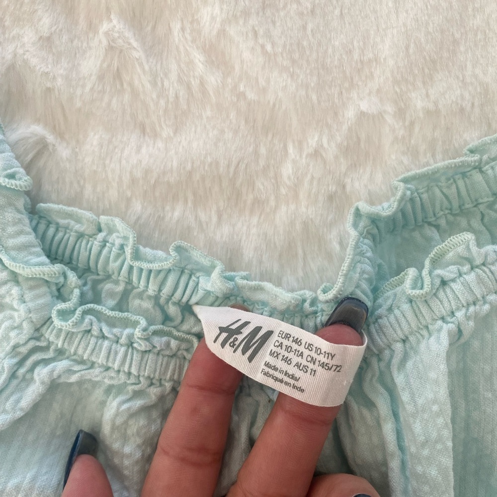 Girl H&M shirt